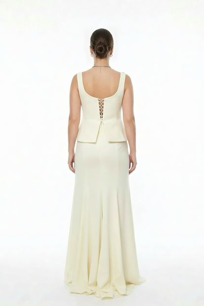 فستان سهرة بمقاسات كبيرة مع حمالات عظمية وقصة بيبلوم